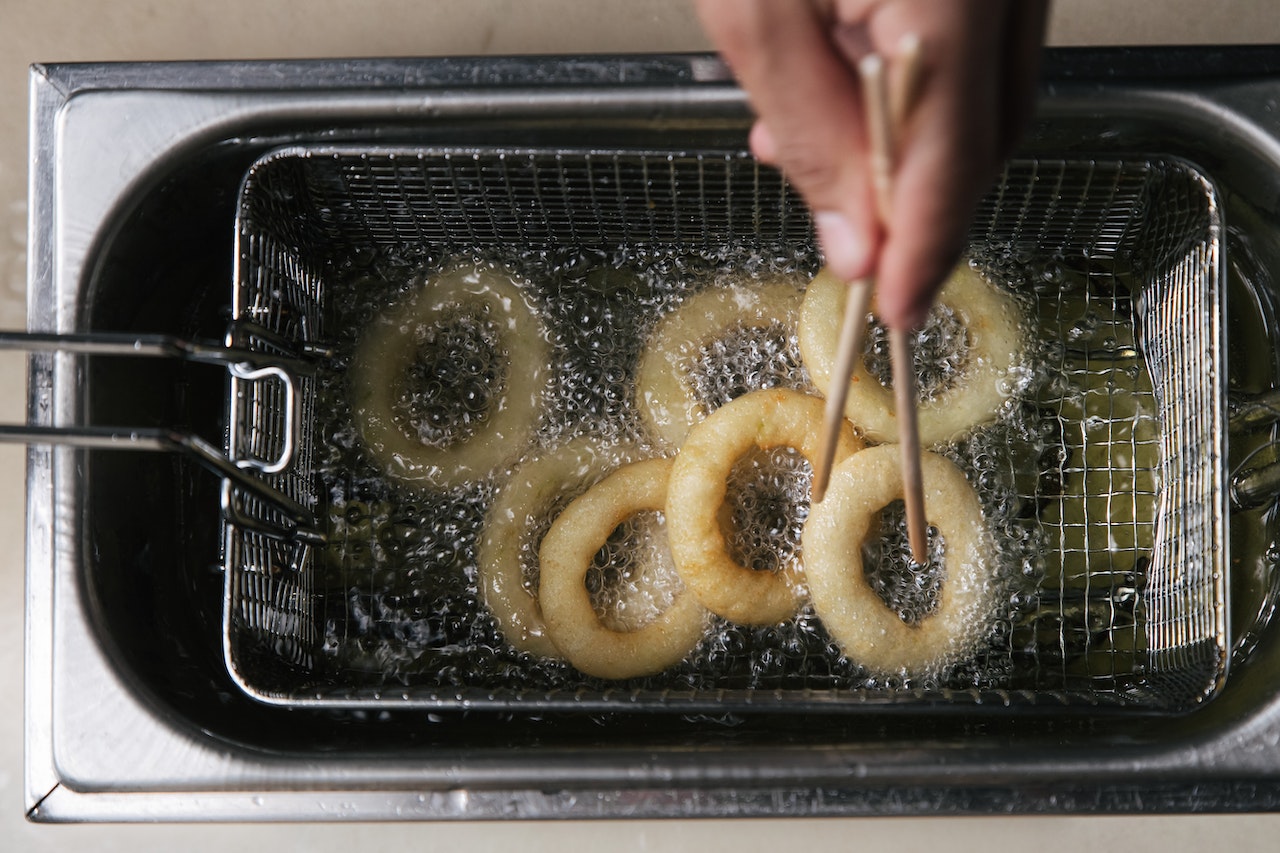 deep frying onion ring